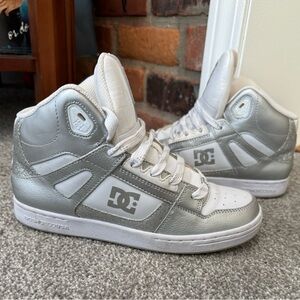 DC YOUTH 6 WOMENS 8 Metallic Silver High-Top Sneakers